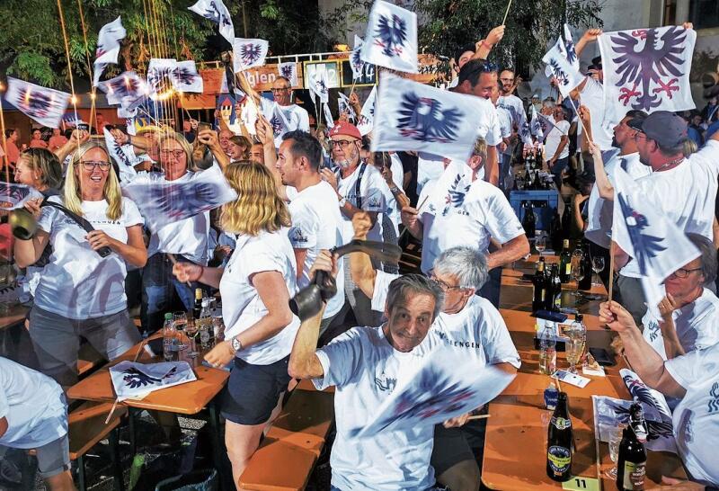 Ausgelassene Freude: Die Seenger Jass-Fans bejubeln in Gossau den Sieg.Foto: Fritz Thut