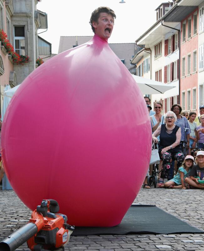 Aufblasen, hüpfen und dann platzen lassen: Comedian Tobi van Deisner.Foto: Romi Schmid