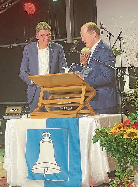 Geschenk: Regierungsrat Dieter Egli erhält von Ammann Lukas Spirgi die Jubiläumsschrift.