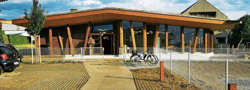 Architektonisch überzeugend: Der nun eingeweihte Doppelkindergarten Bündtli in Seengen.Foto: Fritz Thut