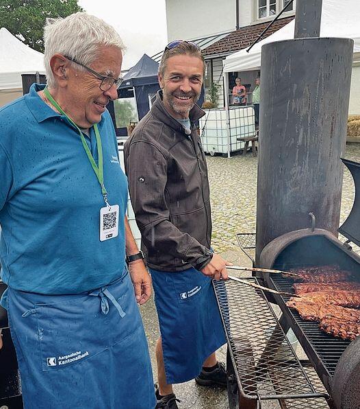 Meister am Grill: Jürg und Thomas Flühmann vom Rotary-Club.Foto: Andreas Walker