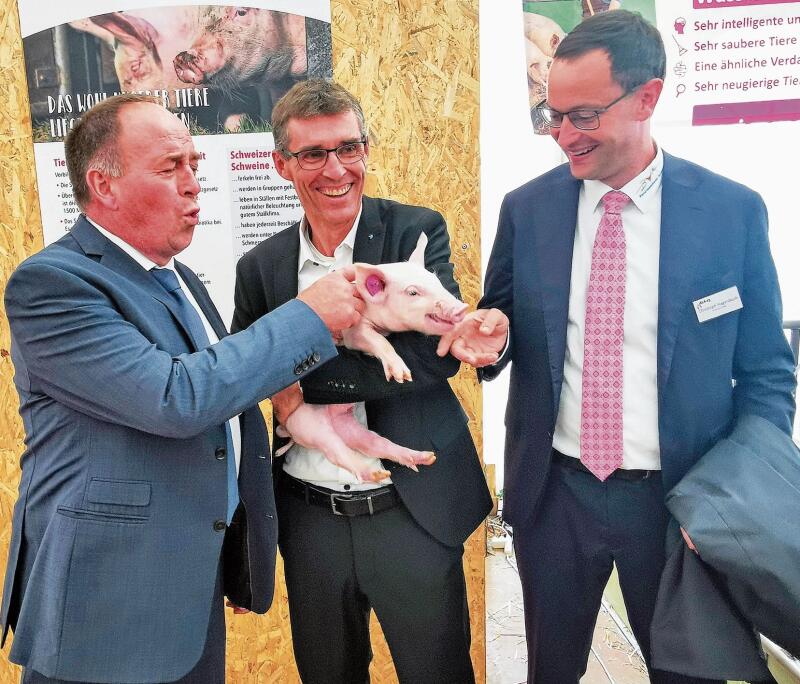 Freude am Schwein an der ALA-Eröffnung: OK-Präsident Alois Huber, Grossratspräsident Lukas Pfisterer und Bauernverbandspräsident Christoph Hagenbuch herzen ein Säuli.Foto: Fritz Thut