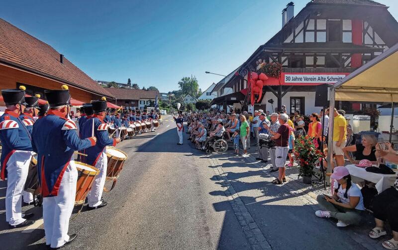 Grosses Publikumsinteresse: Der Tambourenverein Lenzburg am Mini-Tattoo zum 30-Jahr-Jubiläum der Alten Schmitte Seengen. Foto: Fritz Thut