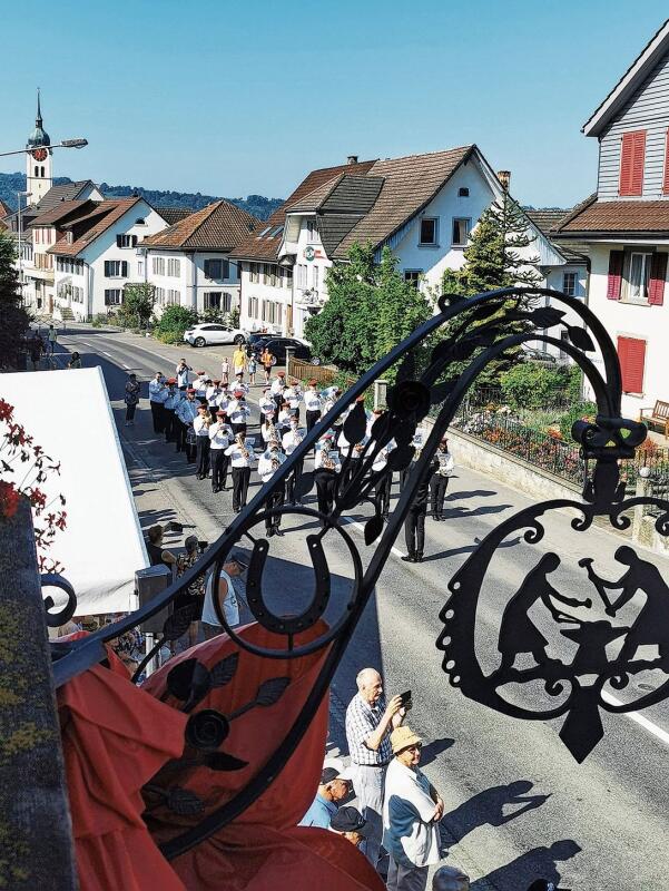 Machte den Auftakt: Die Musikgesellschaft Seengen vor der Alten Schmitte. Foto: Fritz Thut