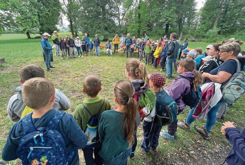 Rund 80 Kinder nahmen teil: Vera Müller orientierte über den Ablauf des Jugendplauschtages der Seetaler Naturschutzvereine.Foto: Andreas Walker