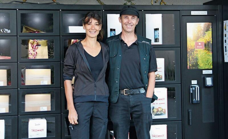 Verkaufen ihre Produkte im Mosti-Laden und neu auch per Automat: Barbara und Pascal Furer.Foto: Romi Schmid