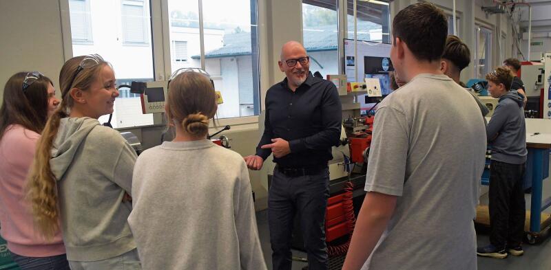 Interessiert hören die Schülerinnen und Schüler dem Ausbildner zu.Foto: AW