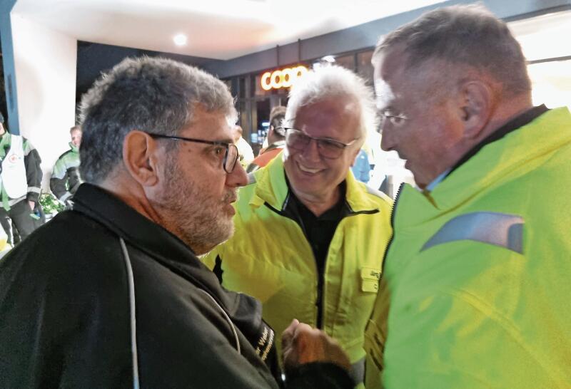 In Charge: Roger Weber (Übungsleiter), Jürg Link (Chef RFO), Rolf Bohler (Stabschef RFO) beim Erfahrungsaustausch.Foto: zvg