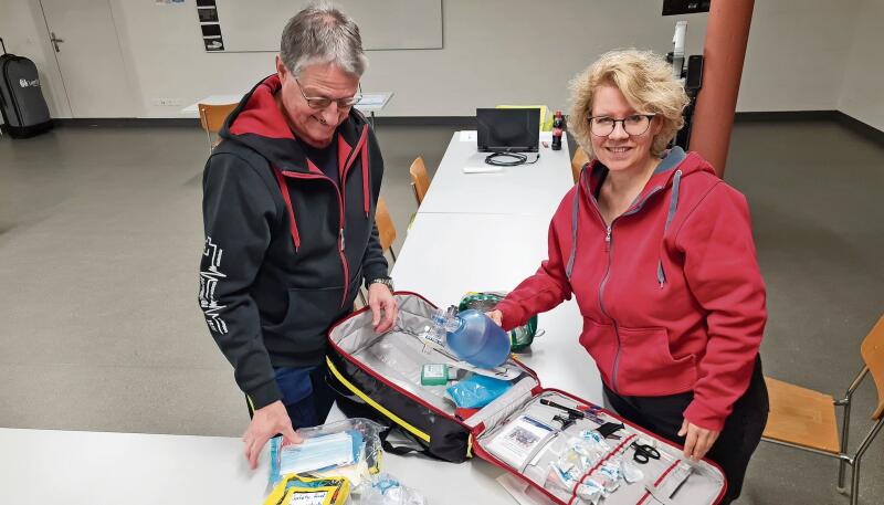 Günther Jeisy und Elvira Schärer:  Die beiden Leiter der First-Responder-Gruppe prüfen den Inhalt des Erste-Hilfe-Rucksacks.Foto:  cfr