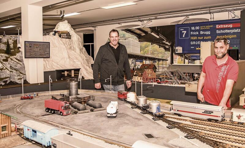 Haltestelle Schotterplatz: Marco Suter (links) erfüllt am Schotterplatz Kindheitsträume, unterstützt wird er von vielen Helfern wie Alber Karkour, der für alles Elektronische zuständig ist.Foto: Peter Winkelmann