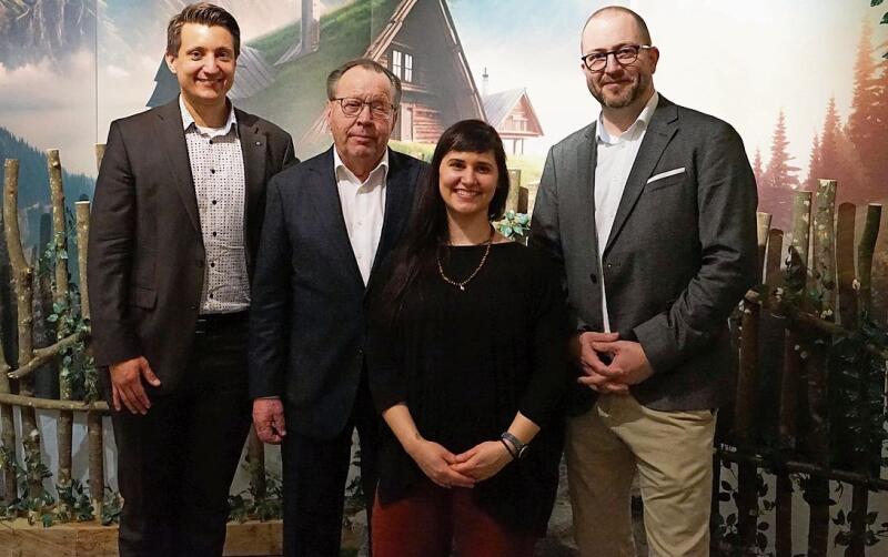 Strahlende Gesichter an der Eröffnung: Vizeammann Andreas Schmid, Stiftungsratspräsident Urs F. Meier, Projektleiterin Desiree Wenzinger und Kurator Marc Philip Seidel. Foto: Romi Schmid