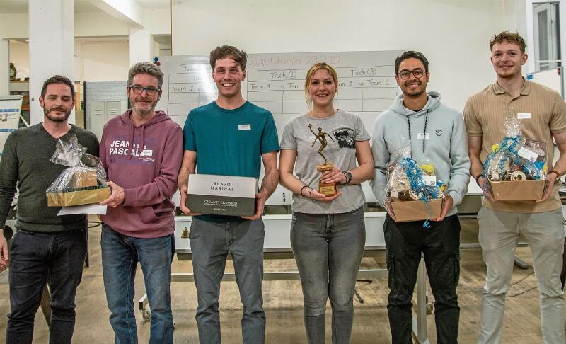 Die erfolgreichen Sechs: Stefan Schmid und Michele Coscia vom Team-geist (3. Platz), Mine Tomel und Florian Bucher (1. Platz) und Philipp Steger und Olivier Schnyder (UBS 1, 2. Platz) durften tolle Preise in Empfang nehmen. Foto: Peter Winkelmann