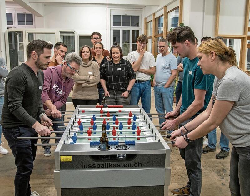 Spannung bis zuletzt: Das Finalspiel zwischen Team-geist (links) und dem Duo Tomel/Bucher sorgte für den Höhepunkt am Töggeliturnier.Foto: Peter Winkelmann