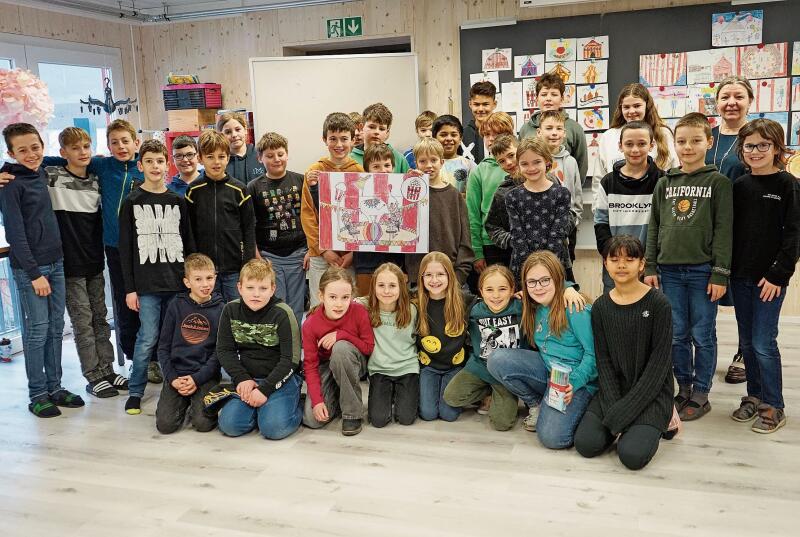 Präsentieren stolz das Siegerbild: Die Primarschülerinnen und Primarschüler der 3. bis 6. Klassen von Ammerswil mit Frau Gemeindeammann Katharina Engeler (rechts).Foto: Romi Schmid