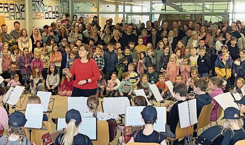 Der Musikparcours wurde um 10 Uhr vom Projektorchester unter der Leitung von Denise Fuchs eröffnet. Foto: Andreas Walker