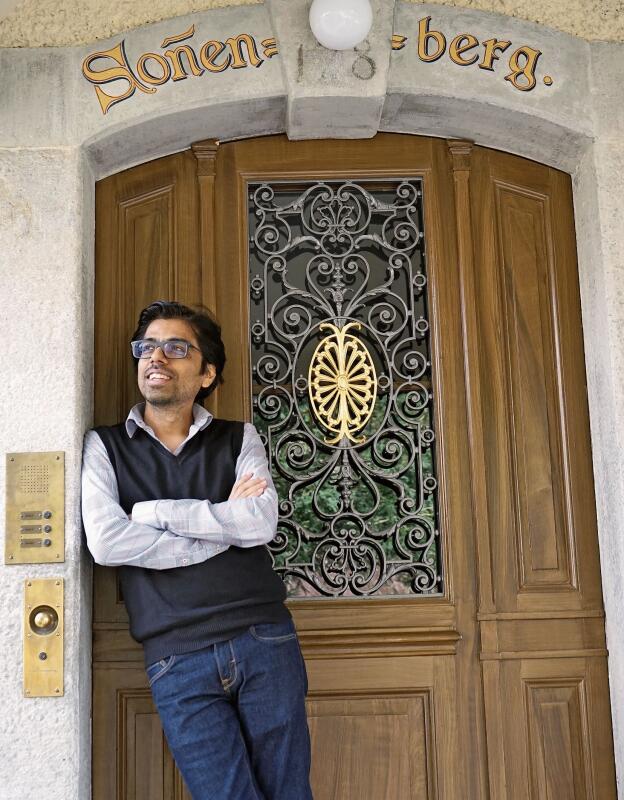 Malt und wohnt zurzeit in der Villa Sonnenberg: Der indische Künstler Devdatta Padekar.Foto: Romi Schmid
