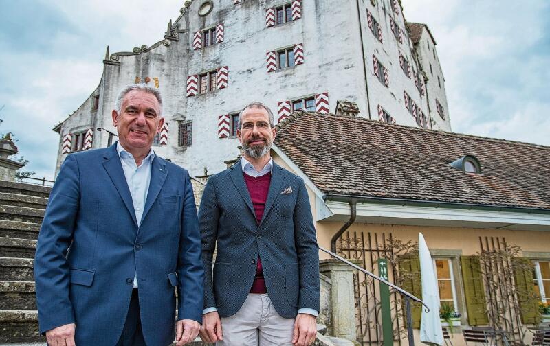 Die Schlosssaison ist eröffnet: Regierungsrat Alex Hürzeler (links) und der neue Direktor von Museum Aargau, Dr. Marco SiggFoto: Peter Winkelmann