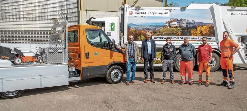 Vollelektrisch in der Stadt unterwegs: Christian Brenner (Leiter Abteilung Tiefbau &amp; Verkehr), Daniel Mosimann, Sandro Graf sowie die «grünen Fahrer» Goran Ilic, Paulo Duarte und Thomas Kieser.Foto: Peter Winkelmann