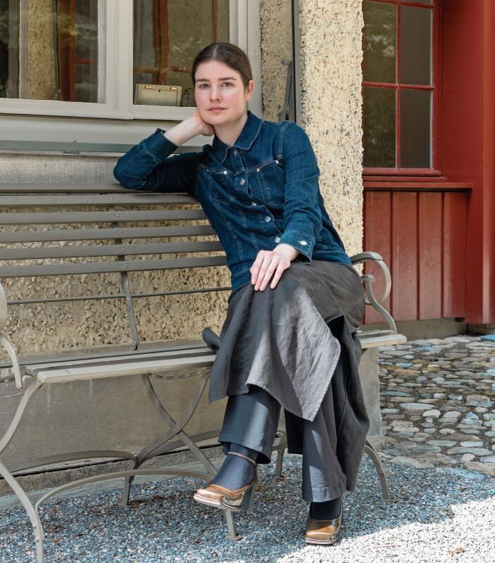 Fotografin und Buchgestalterin Anja Furrer: Die 29-Jährige zeichnet für die künstlerisch-dokumentarische Bildserie zur Sanierung der Lenzburger Villa Sonnenberg verantwortlich.		Foto: Anja Furrer