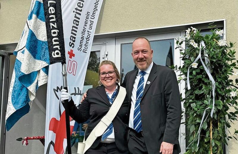 Fähnrichin Jacqueline Byland mit dem Geehrten Marcel Strebel.Foto: zvg