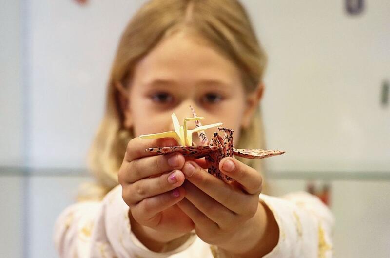 Stolz auf die kleinen Kunstwerke: Schülerin Awa initiierte die Idee.Foto: Romi Schmid