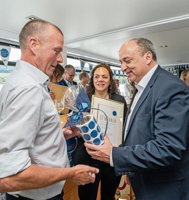 Zufriedener Gewinner: Übergabe der Auszeichnung an Weingut Lindenmann.Foto: Foto Basler