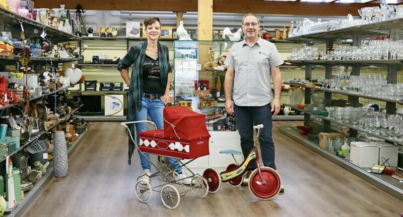 Der Start ist geglückt: Betriebsleiterin Nadja Döbeli mit Mauro Garzi, Leiter Blaukreuz-Brockis.Foto: Romi Schmid