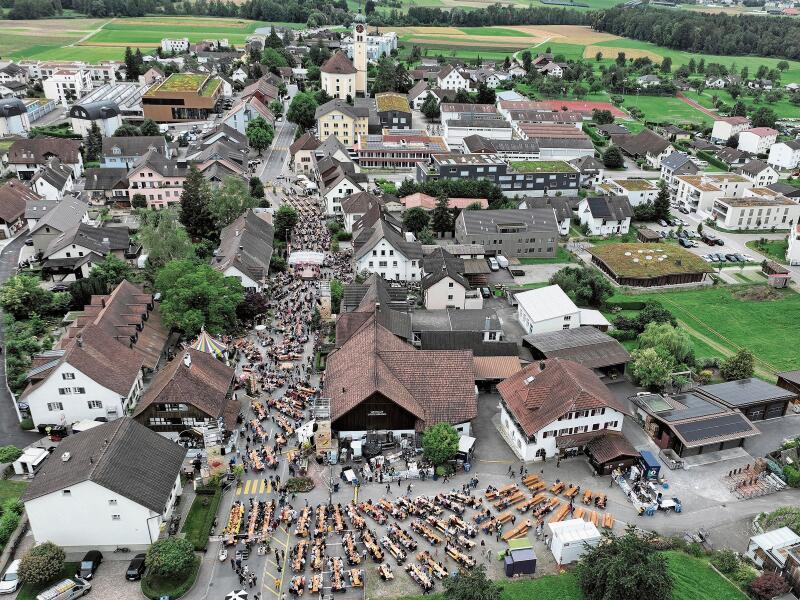 Sicht von oben: Sicht aus der Luft über das Geschehen des «Donnschtig-Jass» in Seengen.Foto: Andreas Walker