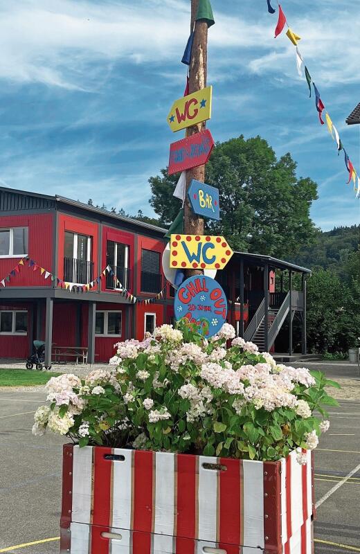 Origineller Wegweiser getreu dem Motto «Manege frei».Foto: zvg