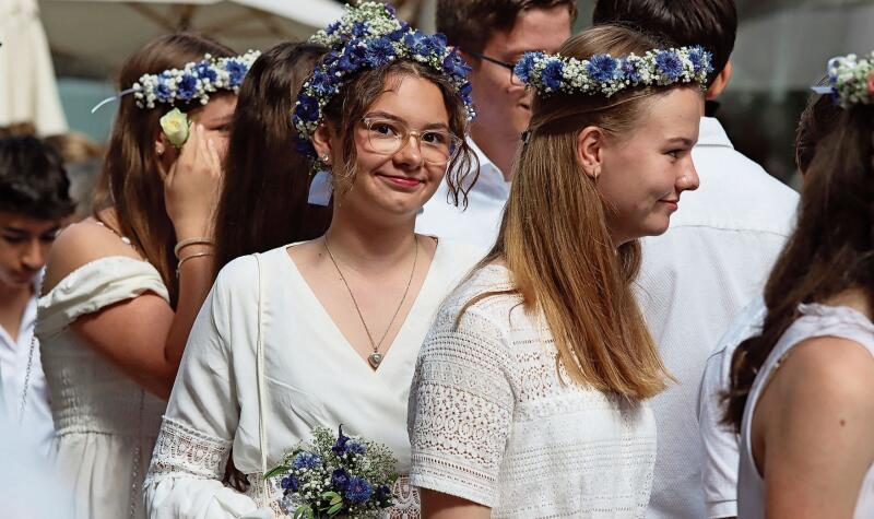 Sonne statt Regen: Sowohl Schüler wie auch Lehrer waren froh, nicht mit Regenpelerinen laufen zu müssen.Foto: Romi Schmid