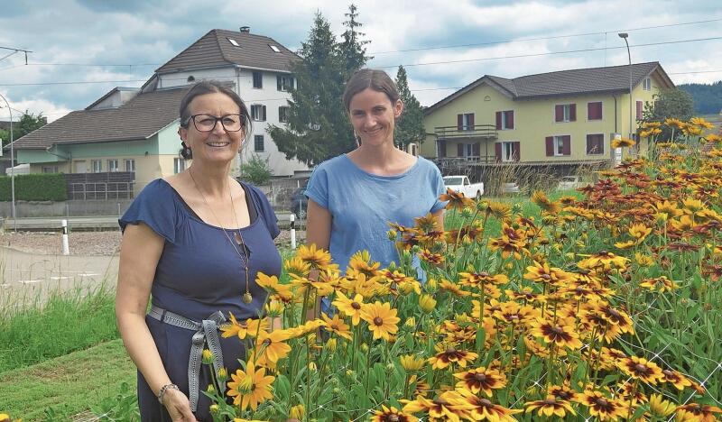 Claudia Alijew und Martina Räber hinter den Blumen. Foto: Adrienne Brehm