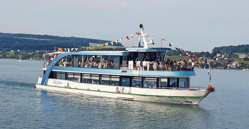 Im Schiff «Delphin» der Schifffahrtsgesellschaft Hallwilersee fand die Vernissage statt. Kapitän war Ueli Haller. Foto: Timo und Patrick Iseli