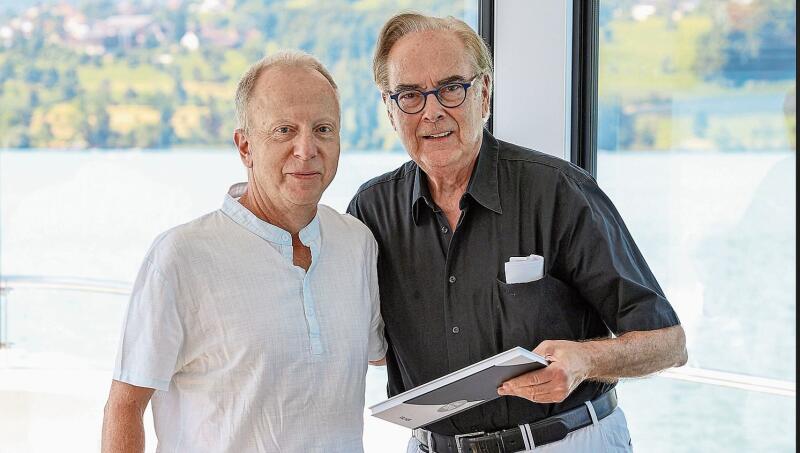 Roland Meyer erhält von Theo Kromer das erste gedruckte Buch.Foto: Timo und Patrick Iseli