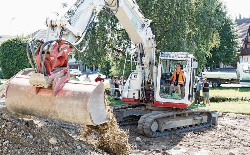 In Bettwil wird noch angepackt: Präsidentin der Elektrakommission Andrea Nietlisbacher steigt gleich selbst in den Bagger. Foto: Rinaldo Feusi