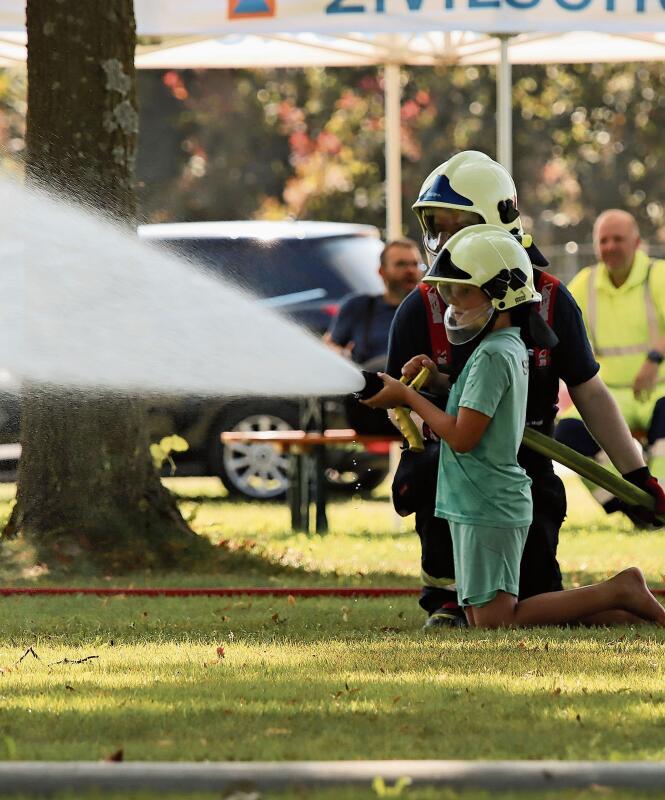 Hautnah dabei: Die Kinder konnten ihre Löschkünste ausprobieren.Foto: Romi Schmid