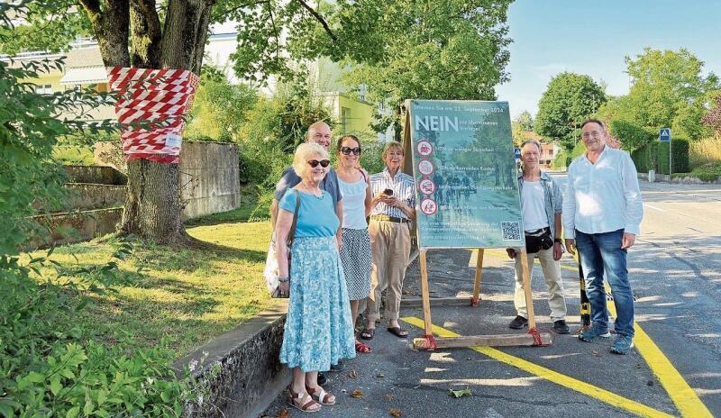 Vertreterinnen und Vertreter der IG Ammerswilerstrasse eröffnen den Abstimmungskampf. Foto: Lea Grossmann