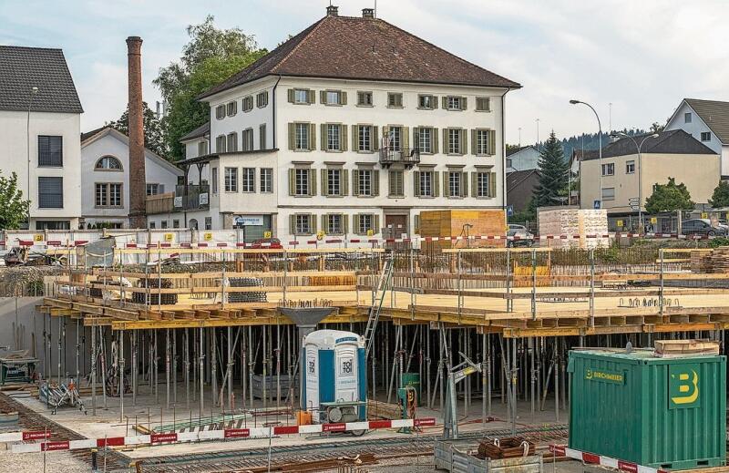 Bauarbeiten schon weit fortgeschritten: Der Neubau kommt gegenüber dem Haus zum Rössli mit dem markanten Walmdach. Foto: Peter Winkelmann