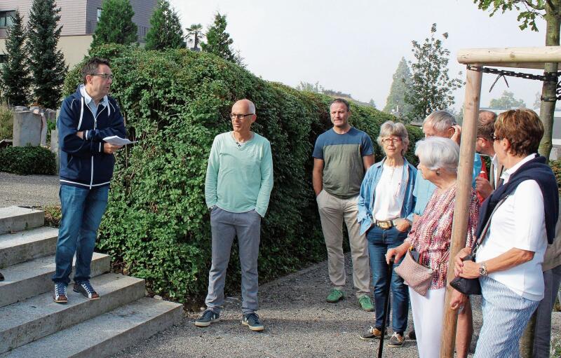 Dieter Studer begrüsste die Anwesenden zur Einweihung des Gemeinschaftsgrabes.Foto: Ast