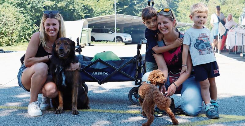 Unterwegs für den guten Zweck: Diese beiden Freundinnen aus der Region sind schon zum dritten Mal mit Hund und Kind am Military der Tierhilfe Arme Pfoten dabei.Foto: Romi Schmid