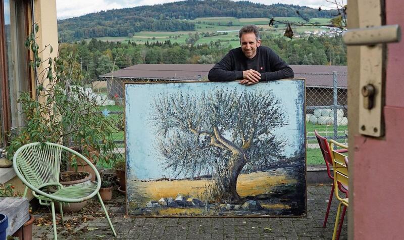 Oliver Keller auf seiner Terrasse: Der Olivenbaum gehört zu seinen grössten Bildern.Foto: rfb