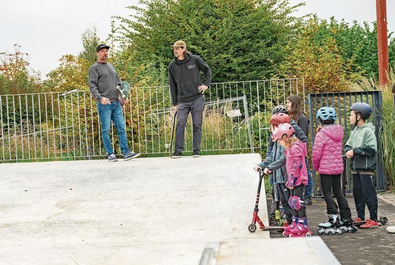 Endlich ist der Park offen: Die Kinder stürmten den neu eröffneten Skatepark.Foto: Peter Winkelmann