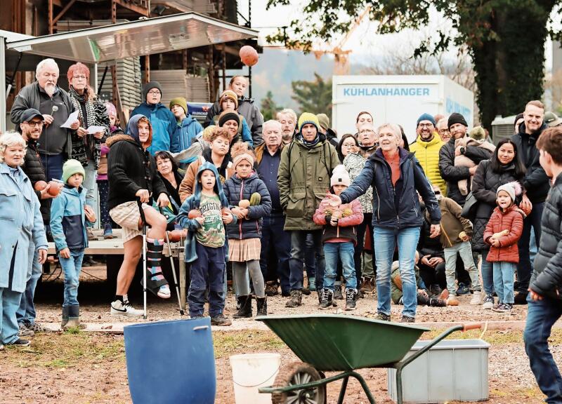 Ein Highlight im Wildegger Veranstaltungskalender: Das traditionelle Kürbiswerfen auf dem Hardhof.Foto: Romi Schmid