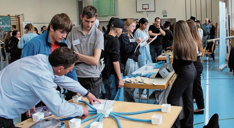 Die Schülerinnen und Schüler konnten sich an verschiedenen Posten interaktiv über Berufe informieren.Foto: Alexander Studer