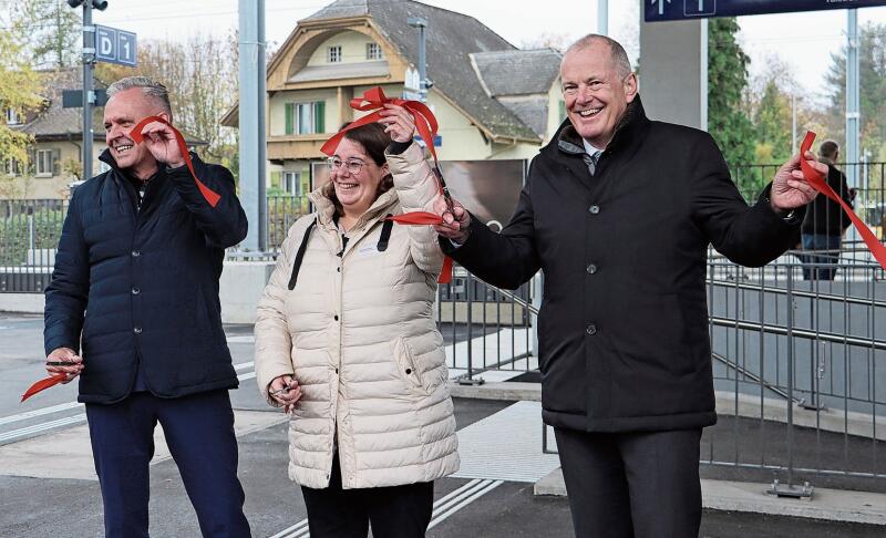 Symbolischer Akt: Michel Berchtold, Regionenleiter Personenverkehr SBB, Jeanine Glarner, Gemeindeammann Möriken-Wildegg, und Regierungsrat Stephan Attiger durchtrennen das rote Band.Foto: Romi Schmid