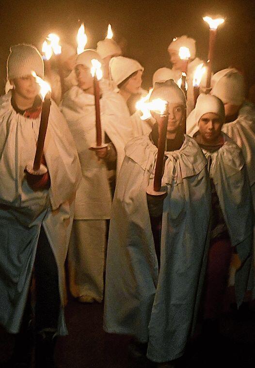 Die Kinder der 5. und 6. Klasse durften die Fackeln tragen und führten die Gruppe an.Foto: AW