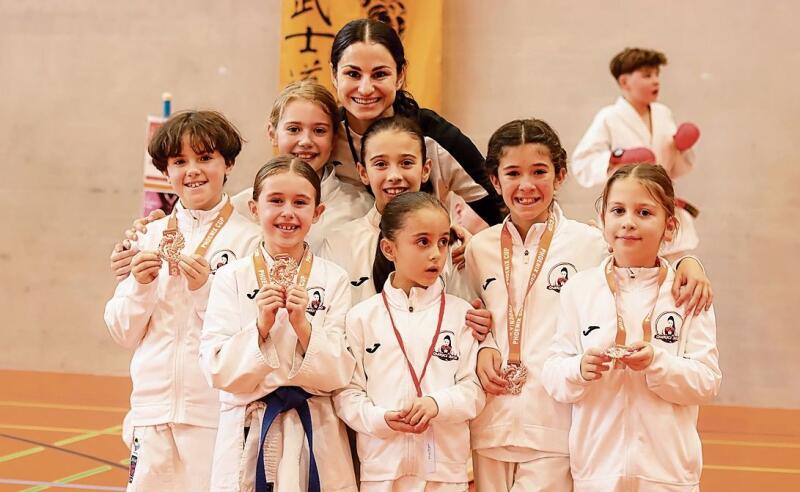 Strahlende Gesichter: Weltmeisterin Elena Quirici mit Kindern ihrer Karateschule.Foto: Romi Schmid