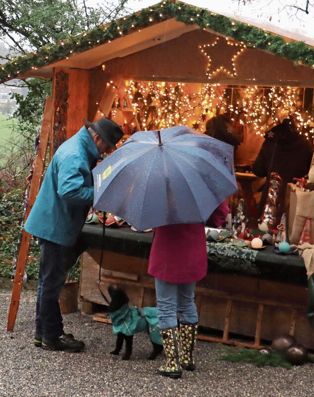 Regenschutz für Zwei- und Vierbeiner.Foto: Romi Schmid