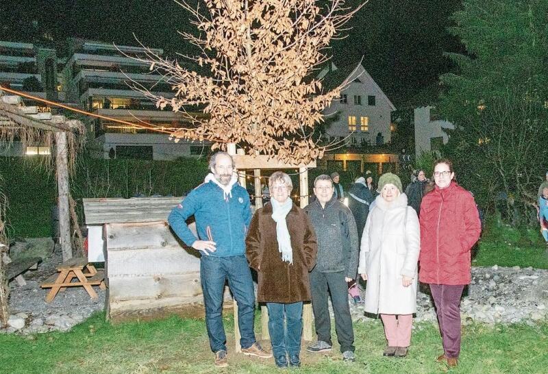 Bis die Hainbuche Schatten spendet, müssen sich Jürg Ramseier und Simonetta Cator Stirnemann (Gemeinderäte), Daniela Mustone (Krebsliga), Fabienne Naumann (Gemeinderat) und Sandra Schauli (Gemeindeschreiberin) noch etwas gedulden. Foto: Peter Winkelmann