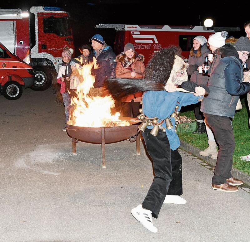 Chlausjagen: Ein Zuschauer versucht, dem Pferdeschwanzschlag zu entgehen.Foto: Andreas Walker