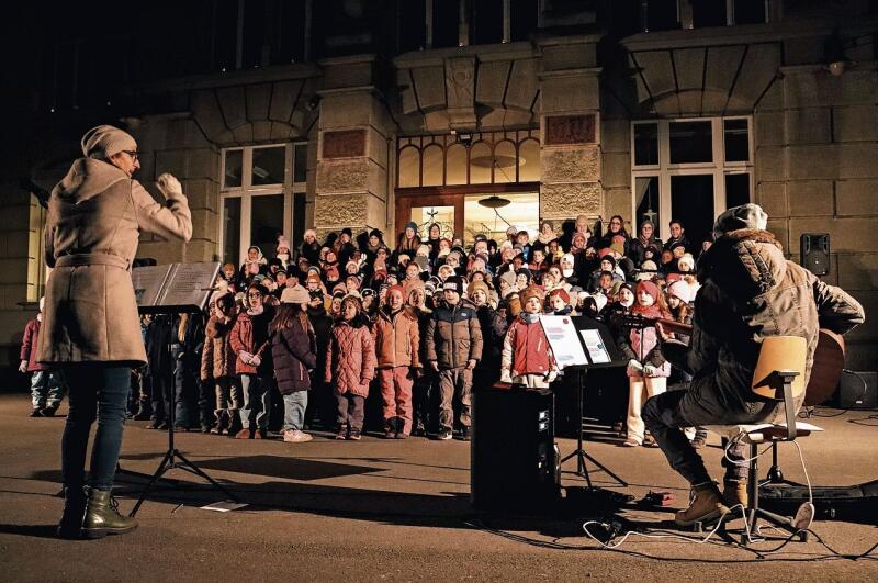 Mit peppigen Weihnachtsklassikern erwärmten die Schülerinnen und Schüler die Herzen der Zuhörer.Foto: Romi Schmid